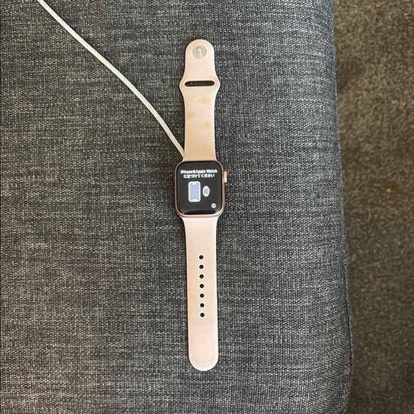 Apple Smartwatch Series SE 40mm Silver Cream Minimalist Design - Picture 1 of 6